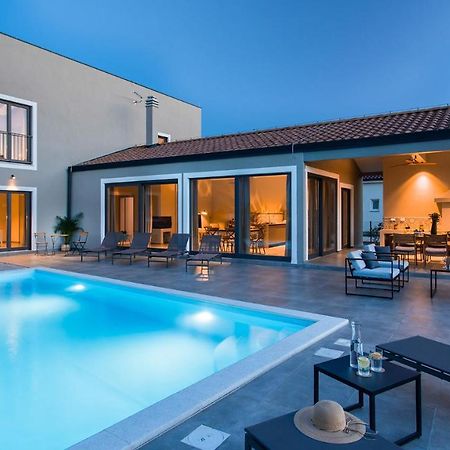 Villa & Jardin - Luxury Villa With Swimming Pool Vrh  Esterno foto