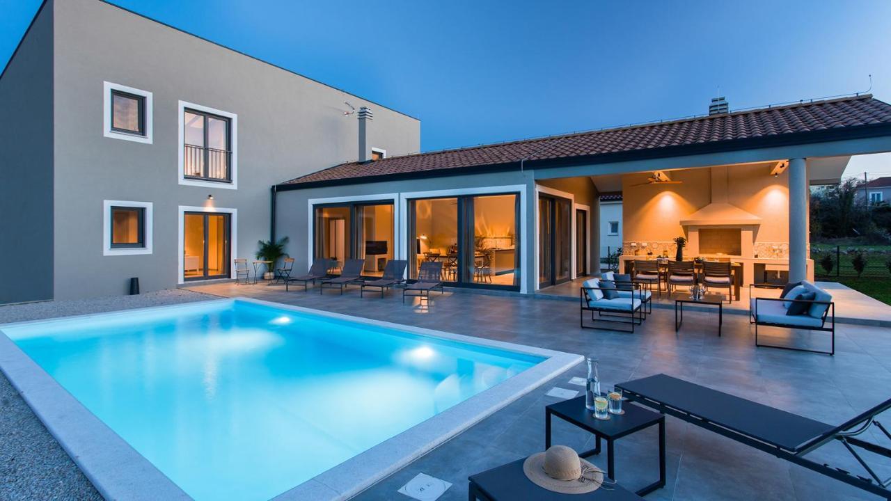 Villa & Jardin - Luxury Villa With Swimming Pool Vrh  Esterno foto